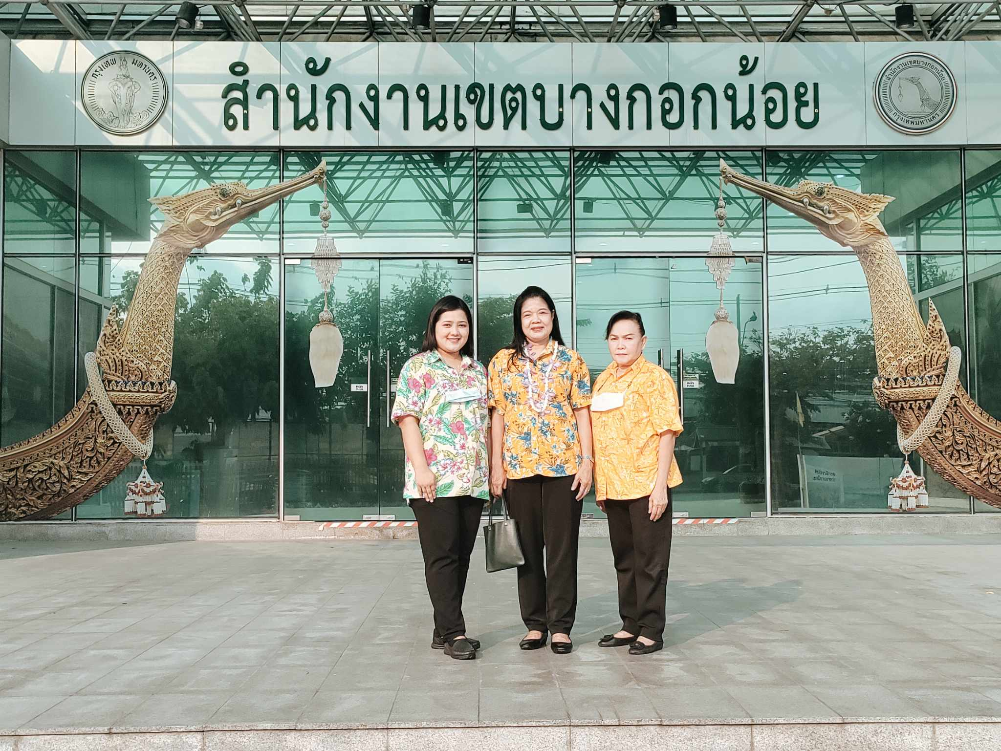 กรมบังคับคดี ร่วมทำบุญตักบาตร ข้าวสารอาหารแห้ง เนื่องในวันสงกรานต์ ณ สำนักงานเขตบางกอกน้อย